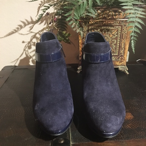 Bandolino Navy Booties size 7 - Picture 4 of 4